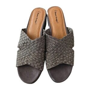 Bare Traps Women's Wedge Sandals—Size 9 1/2 Gold
